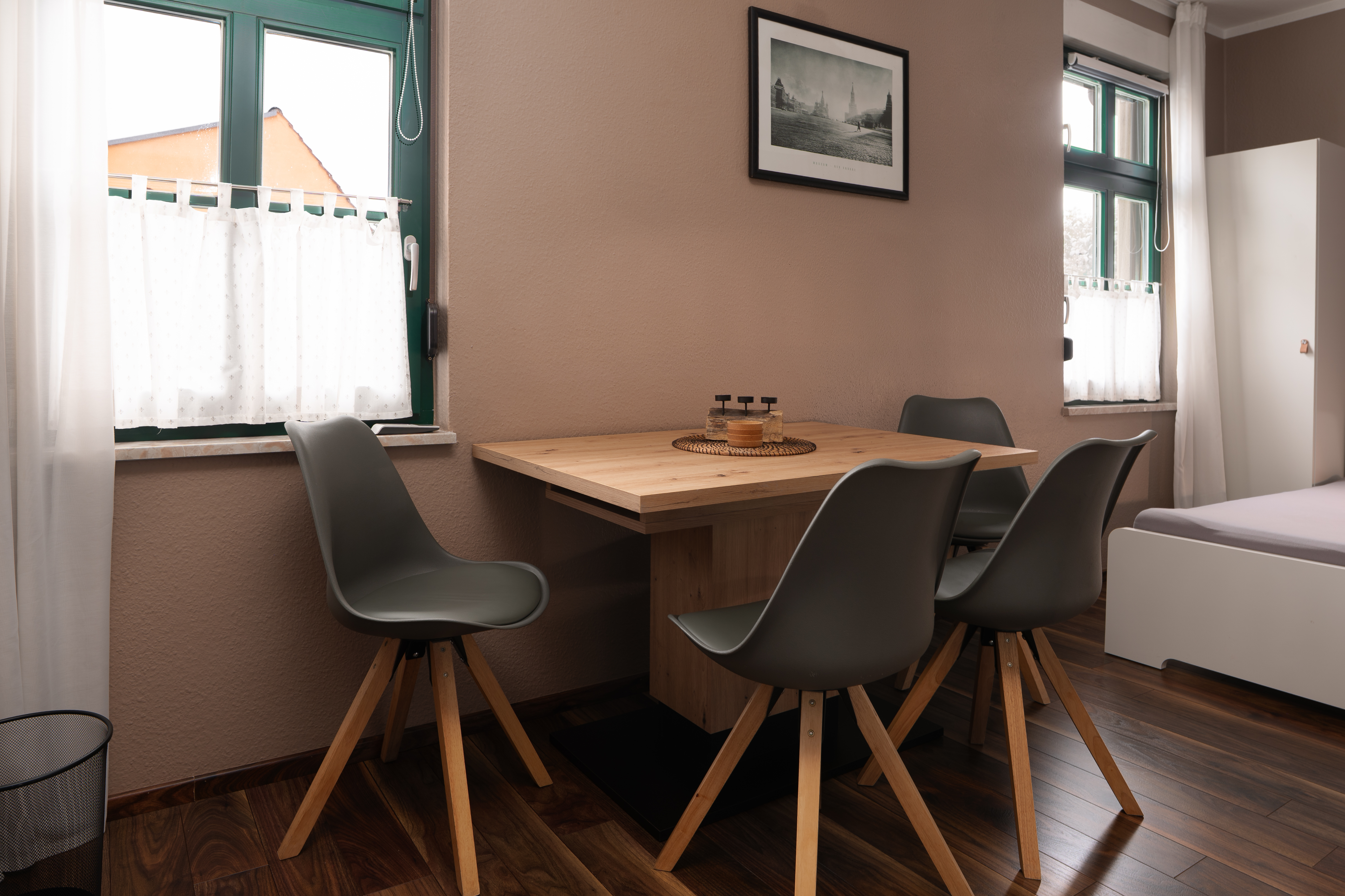 Kleines Schlafzimmer mit TV und Blick zum Schloss